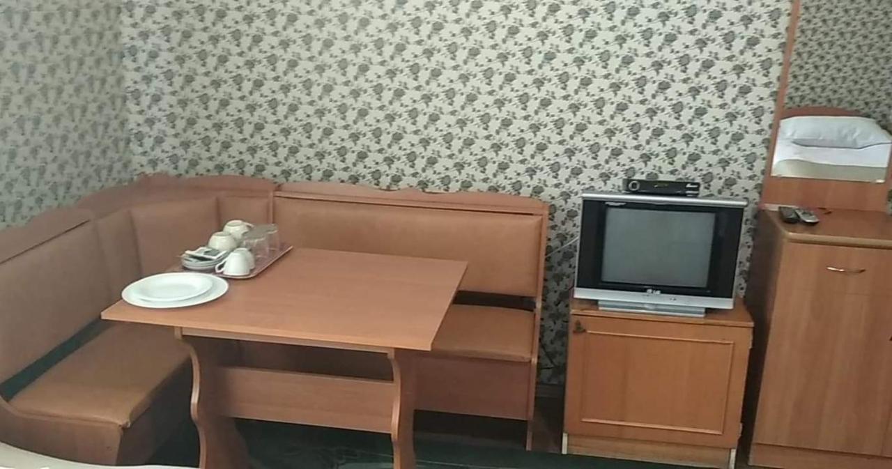 Hotel Gostynnyi Dvir Sharhorod Екстериор снимка