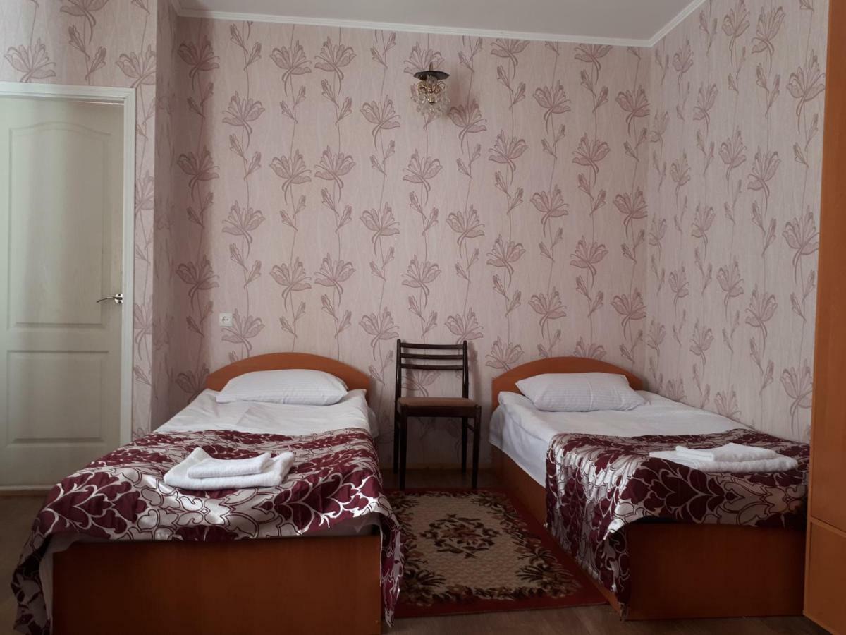 Hotel Gostynnyi Dvir Sharhorod Екстериор снимка