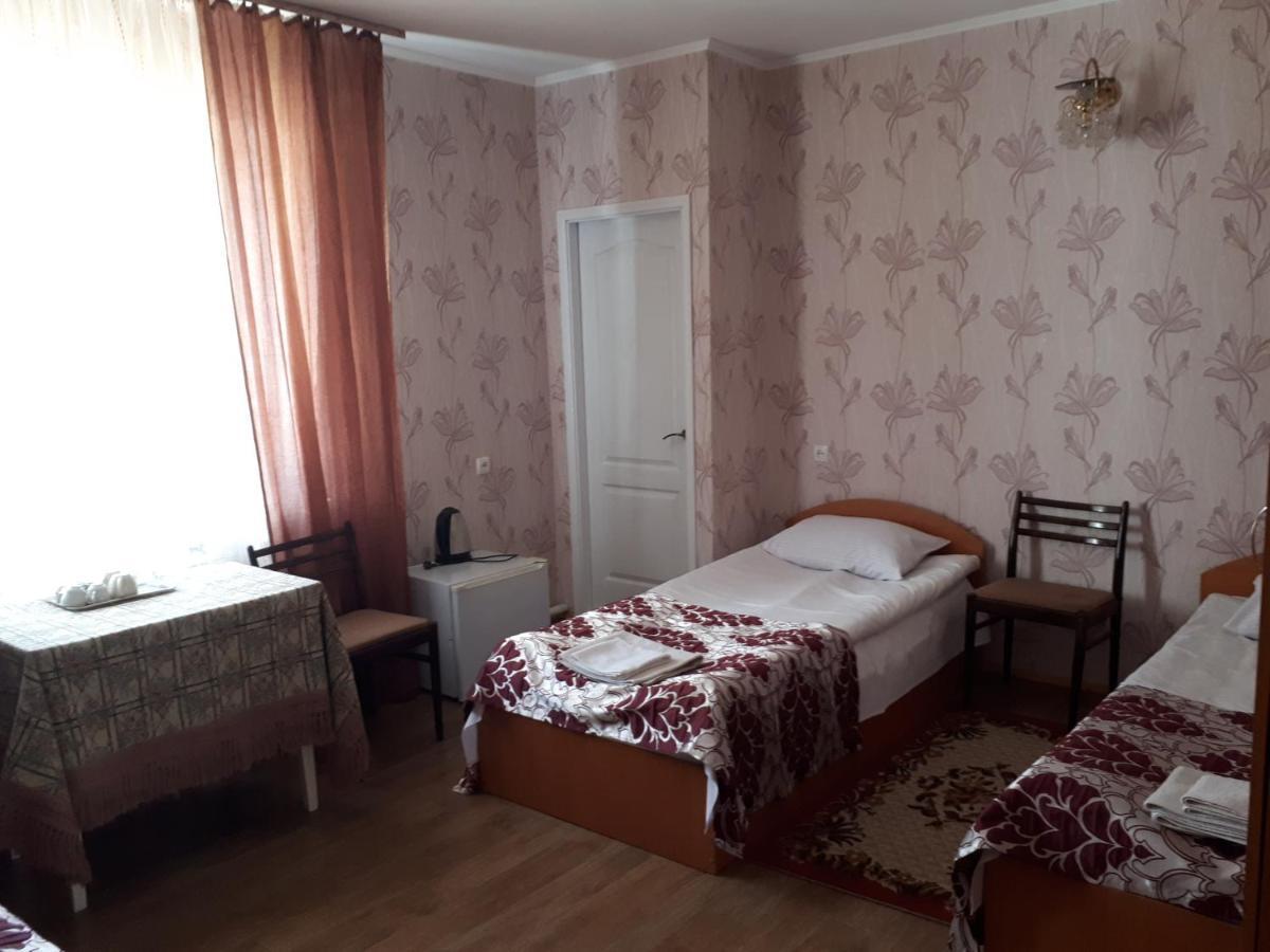 Hotel Gostynnyi Dvir Sharhorod Екстериор снимка