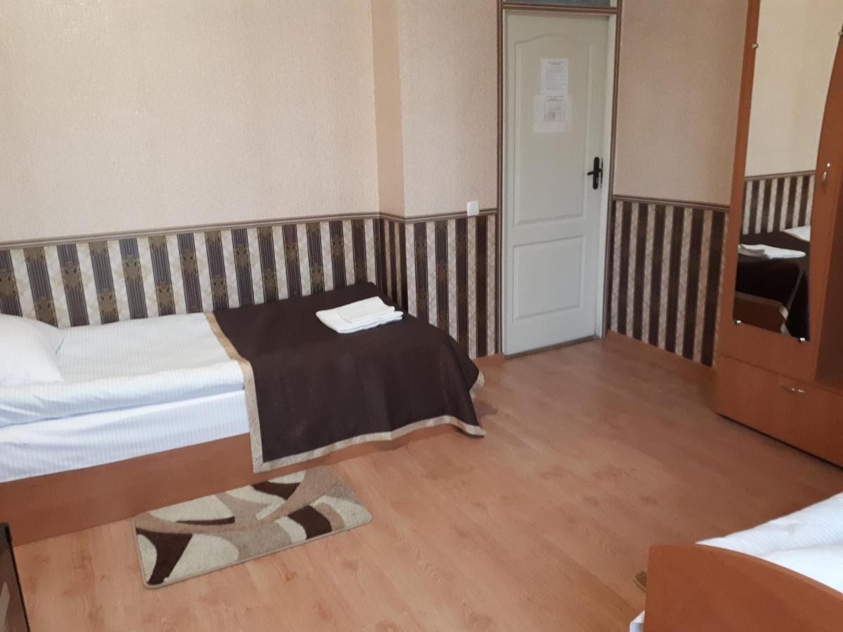 Hotel Gostynnyi Dvir Sharhorod Екстериор снимка