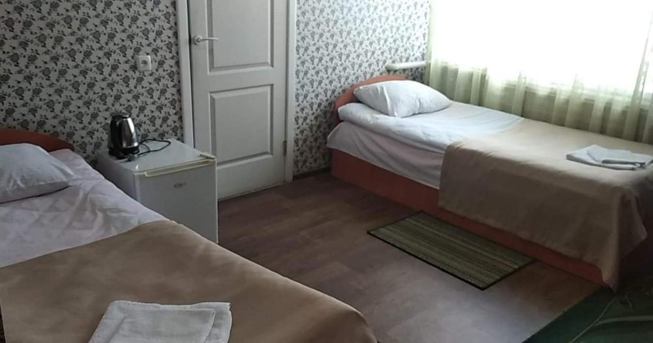 Hotel Gostynnyi Dvir Sharhorod Екстериор снимка